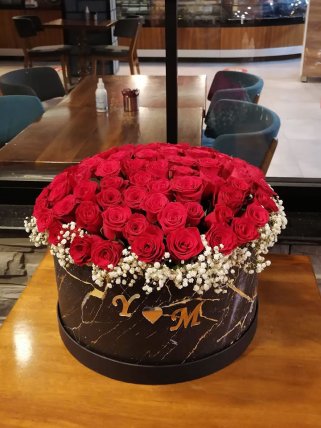 Siyah Kutuda Kişiye Özel Kırmızı Güller