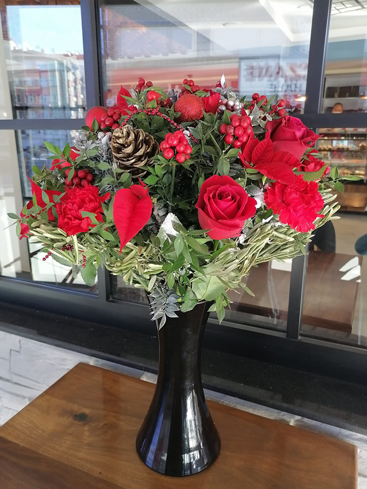 Vazoda Kokina ve Kırmızı Güller