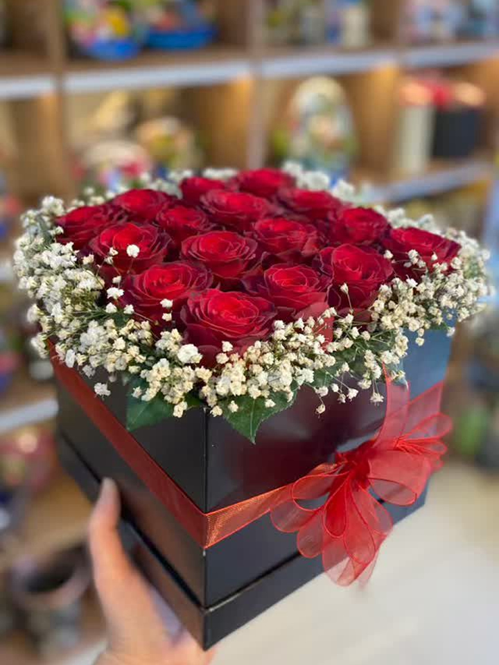 Kutuda 16 Kırmızı Gül