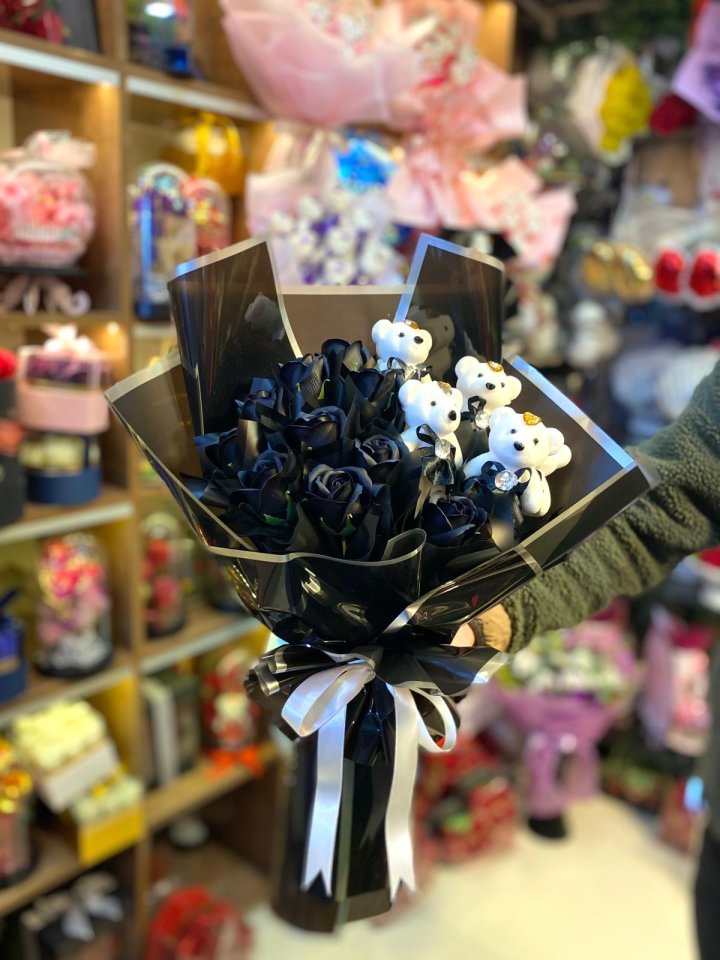 Siyah Gül ve Sevimli Ayıcık Buketi