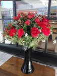 Çiçekçi - Vazoda Kokina ve Kırmızı Güller
